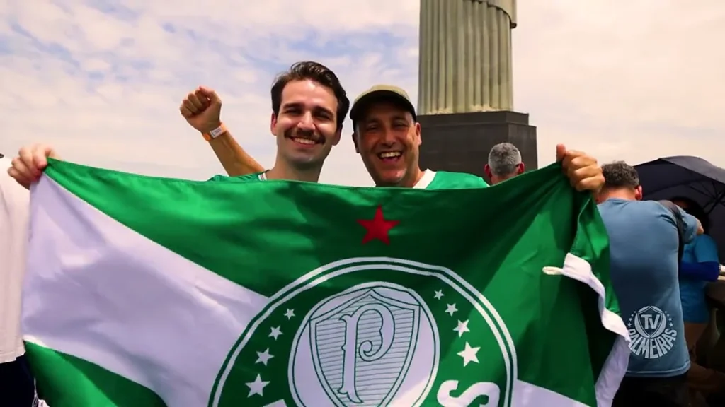 Torcedores do Palmeiras com a bandeira do clube no Cristo Redentor, no dia do jogo contra o Fluminense