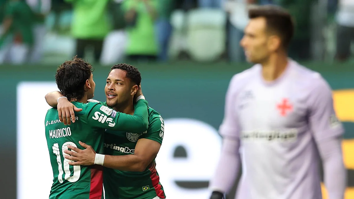 Vitor Roque comemora gol pelo Palmeiras