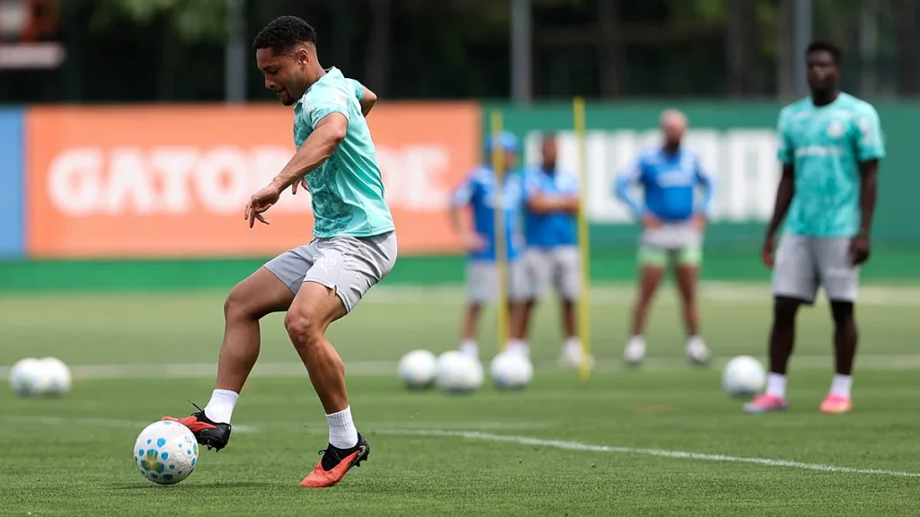 O jogador Vitor Roque, da SE Palmeiras, durante treinamento, na Academia de Futebol.