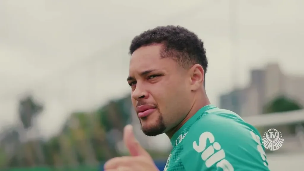 Vitor Roque no treino do Palmeiras na Academia de Futebol, na segunda-feira (26/10)