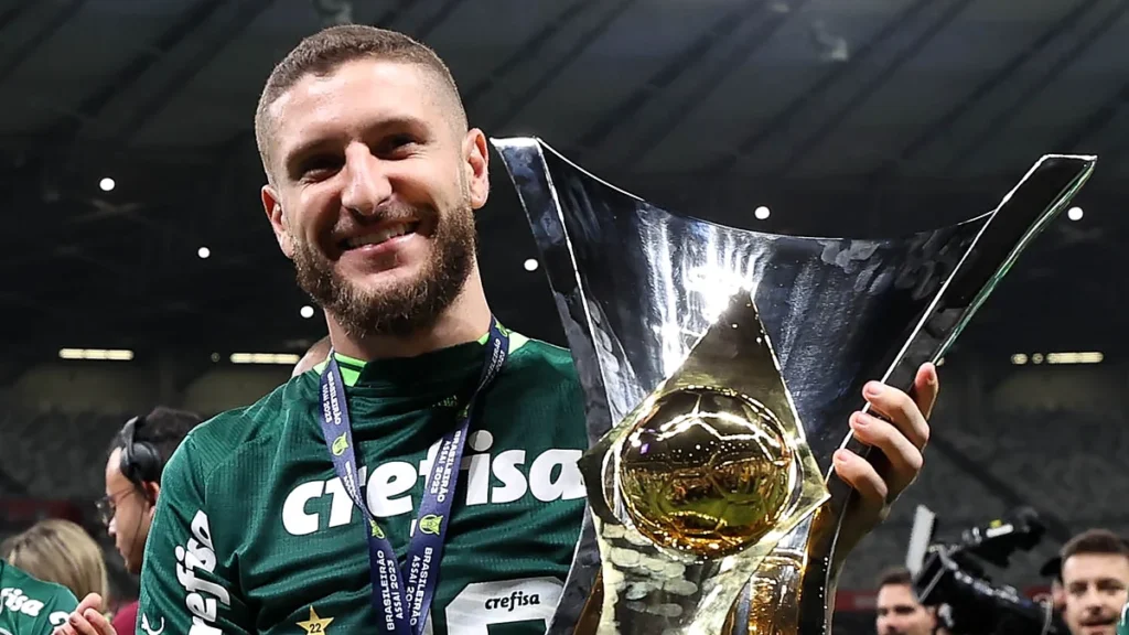 Zé Rafael, do Palmeiras, comemora o título brasileiro de 2023